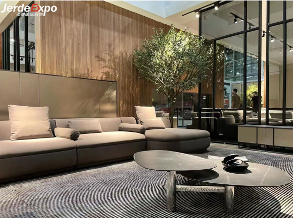 如何利用玻璃使展臺更亮更美觀？杭州展會搭建公司解答